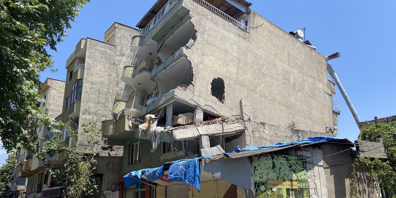 Depremde arkaya eğim alan apartman mahalleliyi tedirgin ediyor