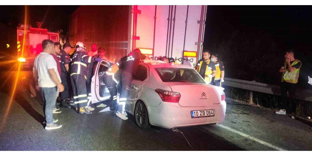 Bilecik’te tırın altına giren otomobilde bulunan 2 kişi ağır yaralandı