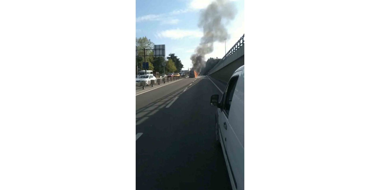 İstanbul’da otomobil alev topuna döndü: Vatandaş haber spikeri gibi olayı anlattı