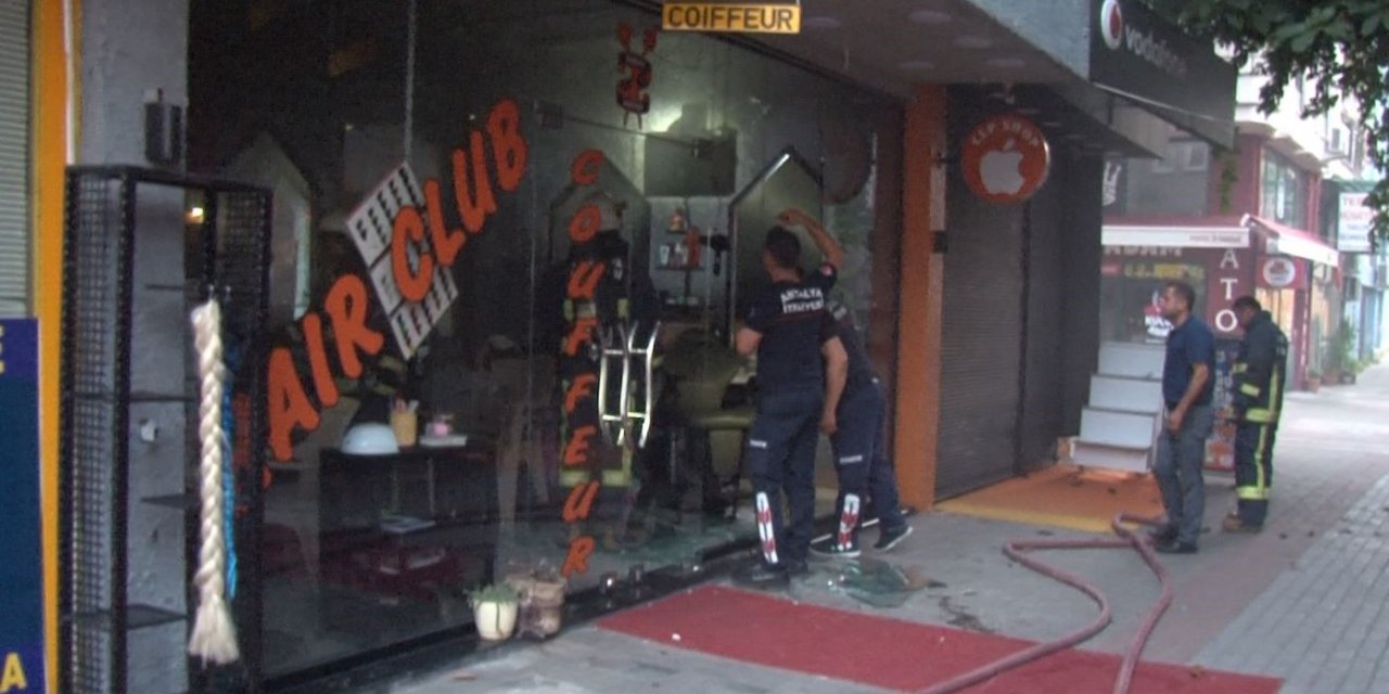 Yangında ‘Duman’ isimli kedi itfaiye erleri tarafından kurtarıldı