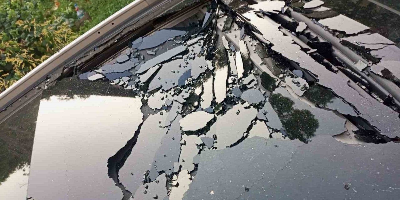 Apartmandan atılan kemik parçası otomobilin üzerine düştü