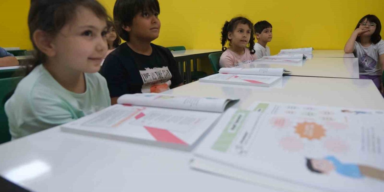 Giresun Belediyesi’nin Bilgi Evlerinde öğrenciler yeteneklerini keşfediyor