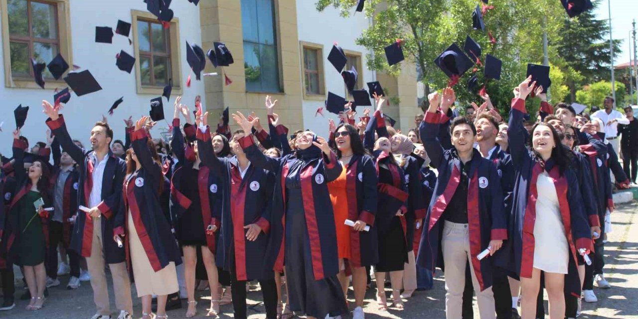 OMÜ İletişim Fakültesinde 220 öğrenci mezuniyet heyecanı yaşadı