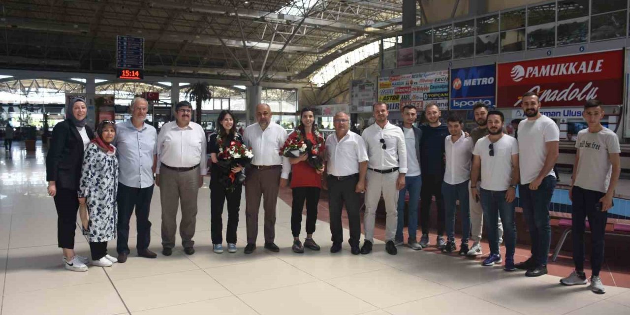 Meryem Betül Çavdar ve Kübra Kocakuş çiçeklerle karşılandı