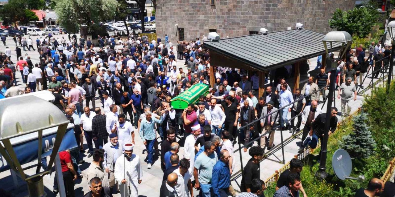 İş kazasında hayatını kaybeden Ahmet Doğukan gözyaşları arasında toprağa verildi