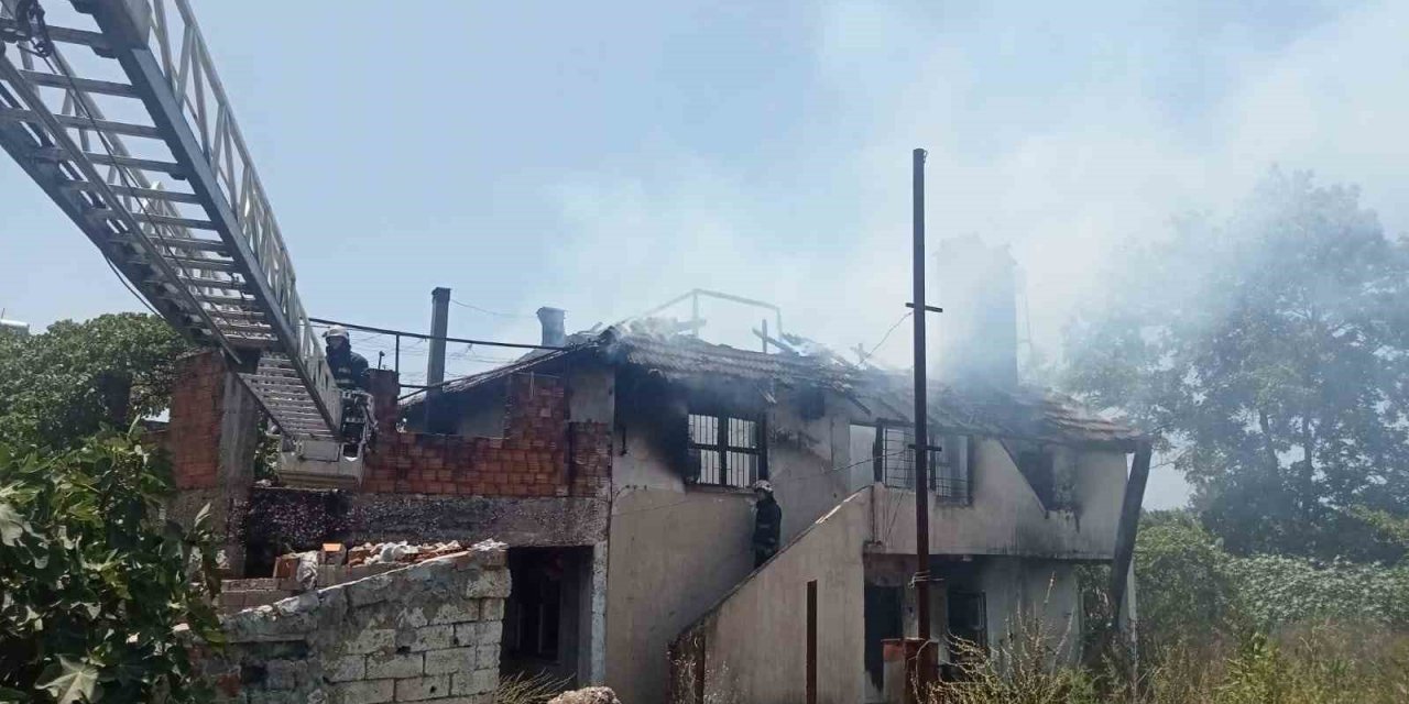 Kardeşlere miras kalan ev alev alev yandı
