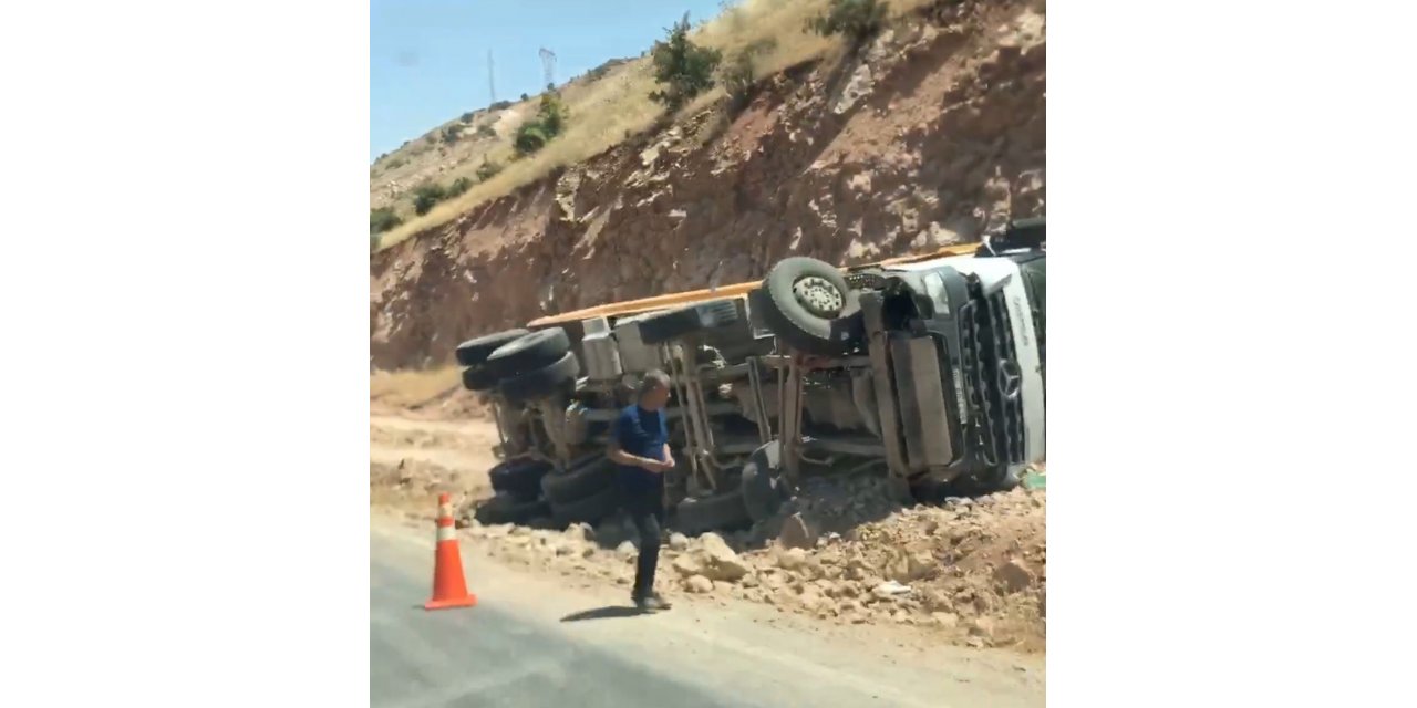 Siirt’te kamyon devrildi: 1 yaralı