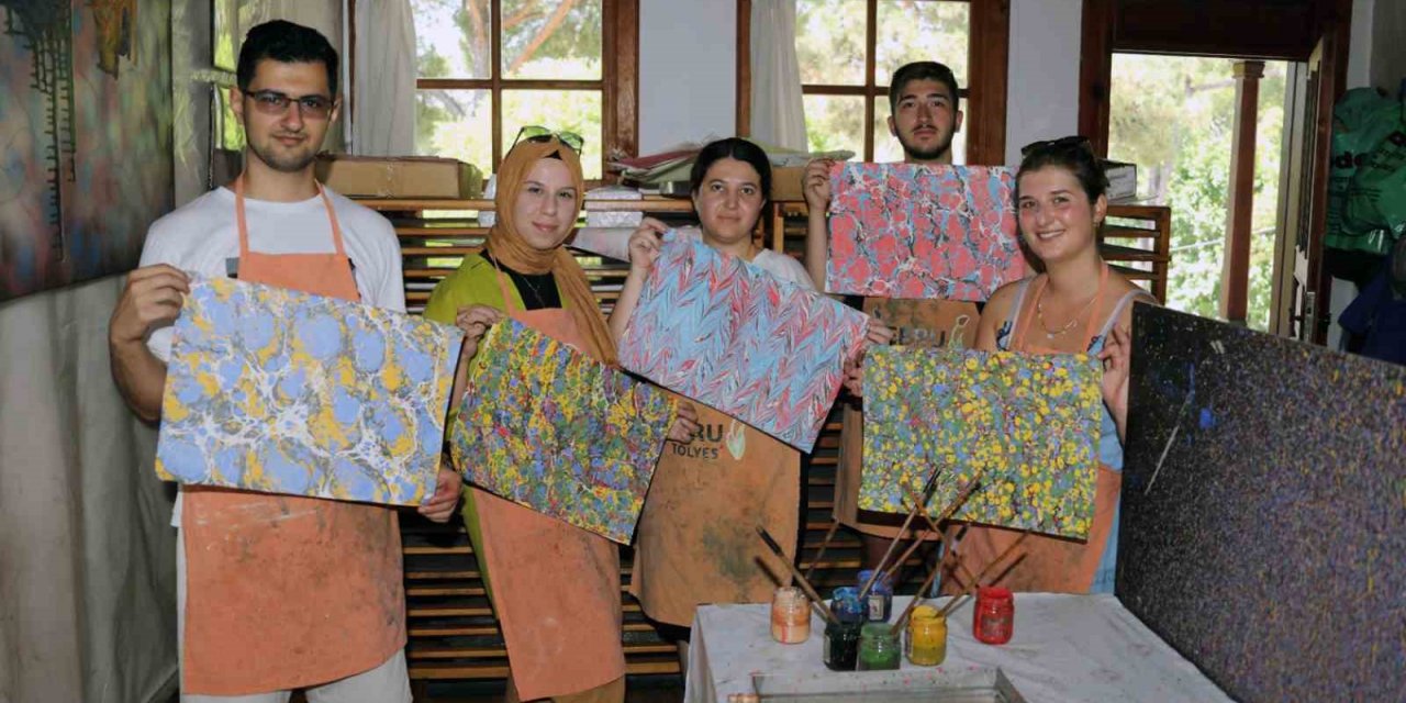 Yabancı öğrenciler ‘Ebru’ sanatını öğreniyor