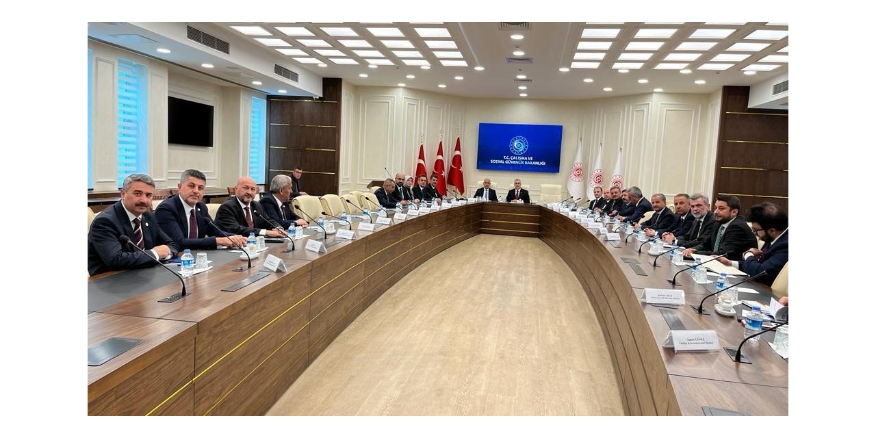 Deprem bölgesinin milletvekilleri Bakan Işıkhan ile bir araya geldi