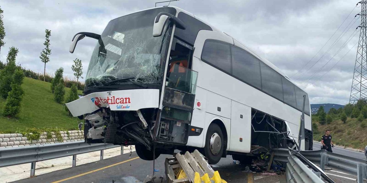 Ümraniye’de yolcu otobüsü refüje çıktı: 1 yaralı