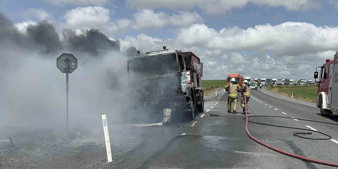 Arnavutköy’de yol bakım aracı alev alev yandı: Ortalık kara dumanla kaplandı