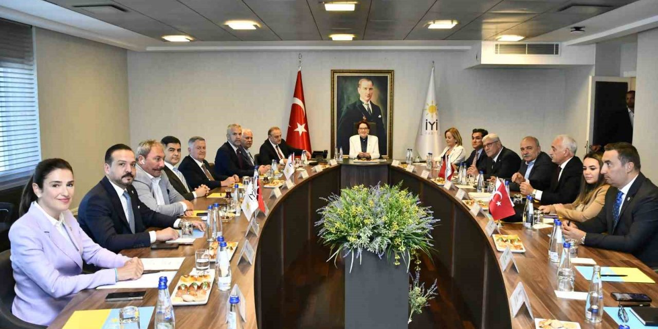 İYİ Parti lideri Akşener Başkanlık Divanı üyeleriyle bir araya geldi