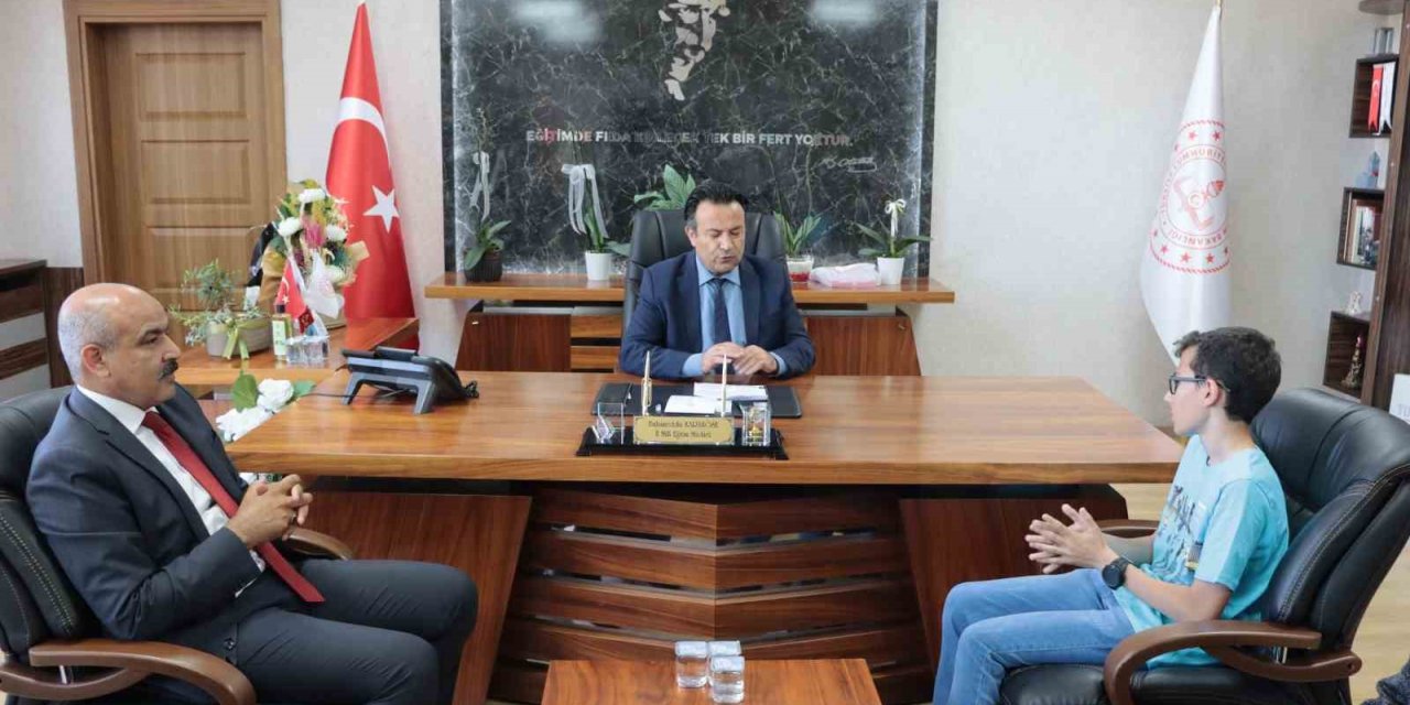 Karaköse başarılı öğrenciyi ödüllendirdi