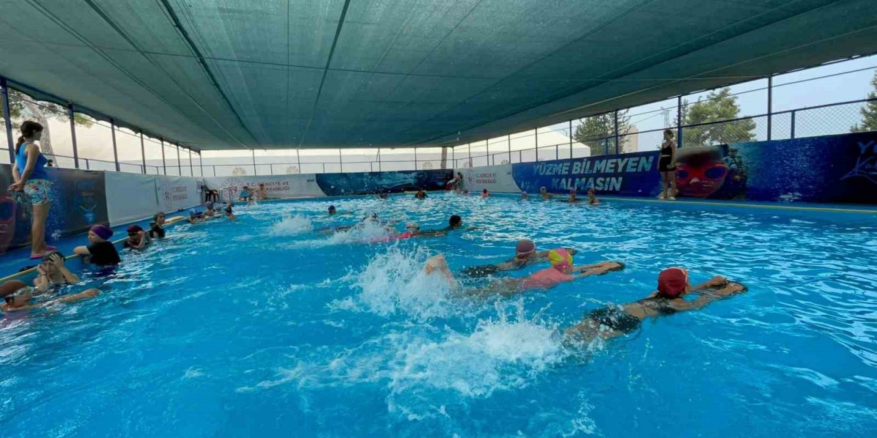 Konteyner kentte çocuklara yüzme öğretiliyor