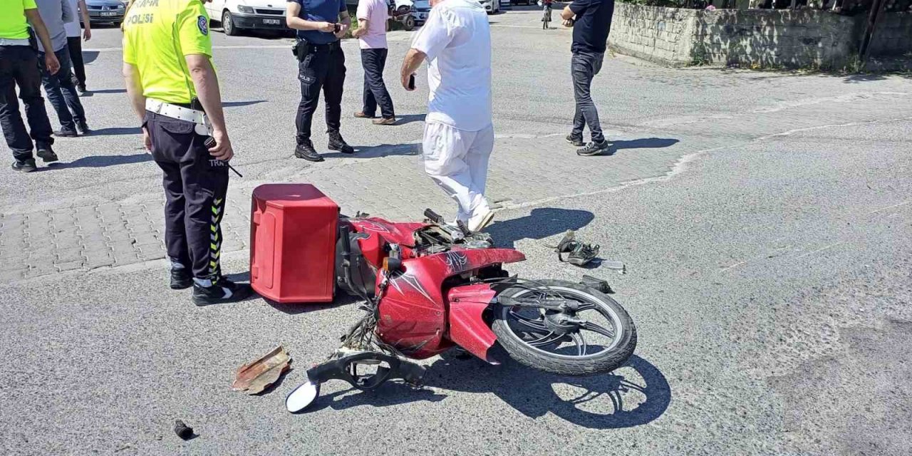Moto kurye ile otomobil çarpıştı: 1 yaralı