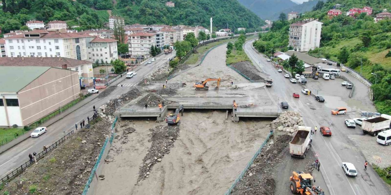 Mahalleli, her yağışta ilçeye korku yaşatan köprünün yıkılıp yeniden yapılmasını talep etti