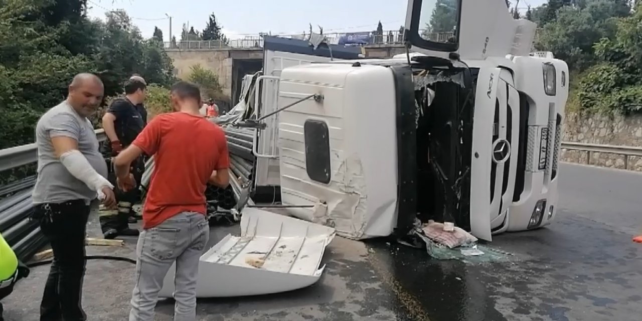 Virajı alamayan tır devrildi: Araçta sıkışan sürücü kazayı hafif sıyrıklarla atlattı