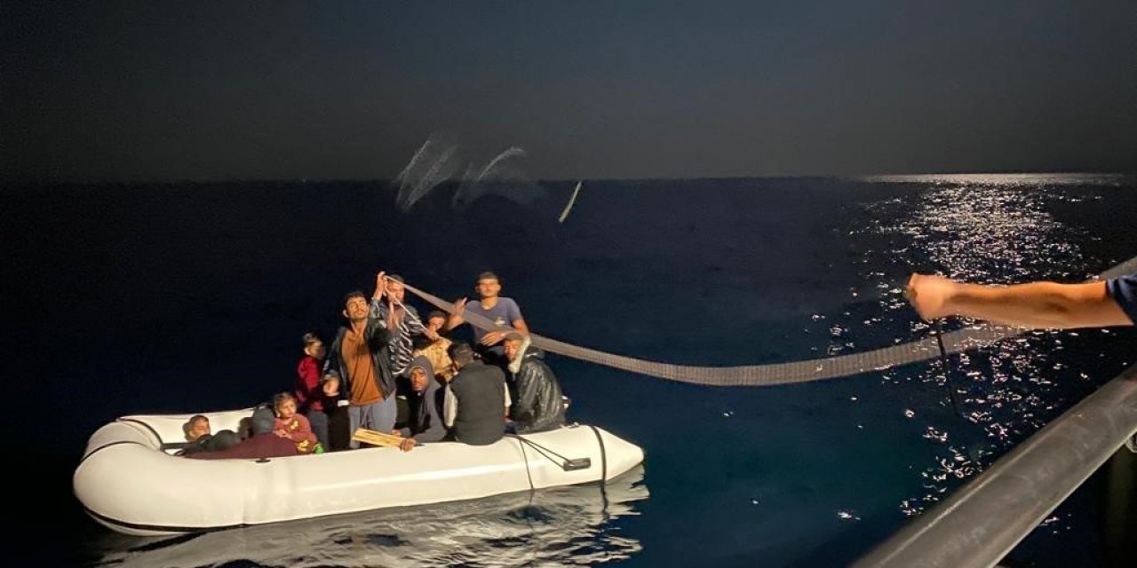 Ayvacık açıklarında Yunan unsurlarınca ölüme terk edilen 16 kaçak göçmen kurtarıldı