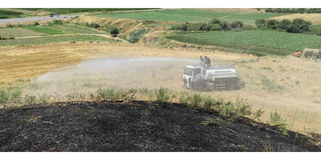 100 dönümlük otluk alanda çıkan yangın, yerleşik alana ulaşmadan söndürüldü