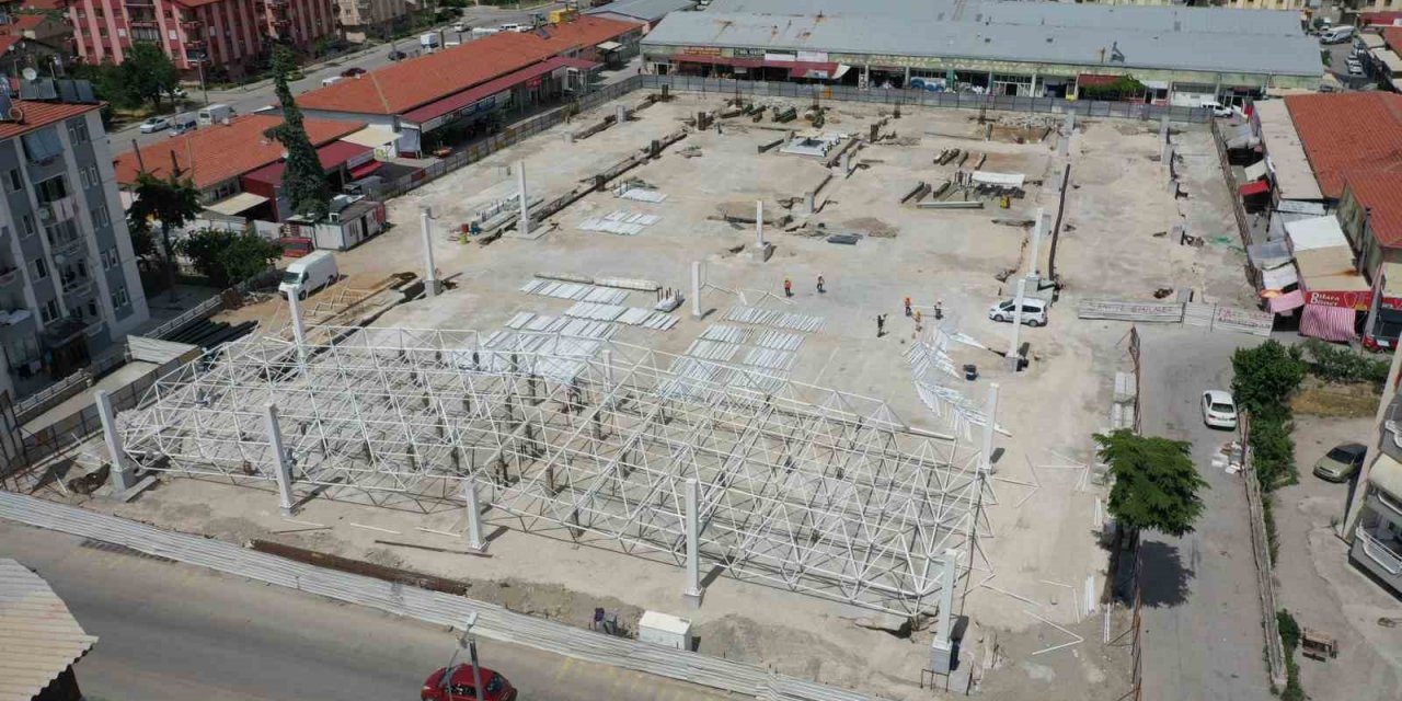 Davraz Çarşamba Kapalı Pazaryerinin uzay çatı montajı devam ediyor