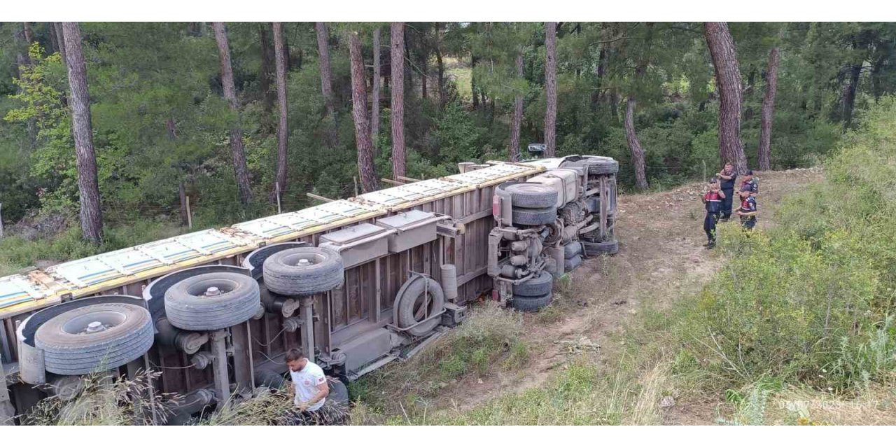 Freni boşalarak devrilen kamyonun sürücü hayatını kaybetti
