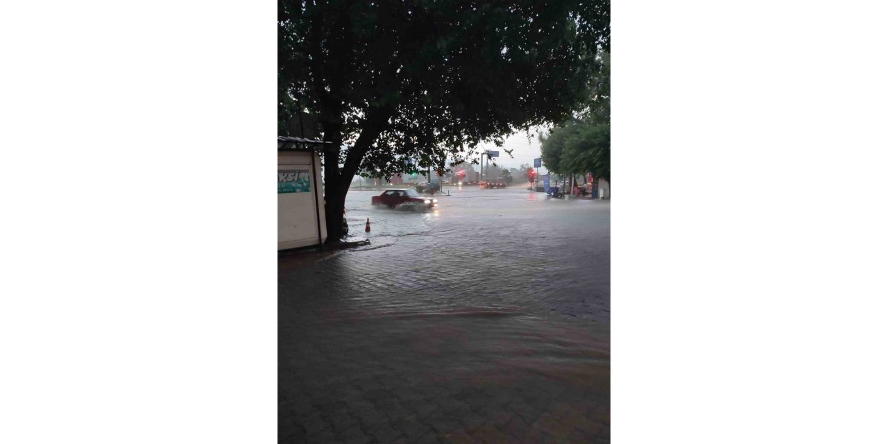 Kuyucak’ta sağanak yağış etkili oldu