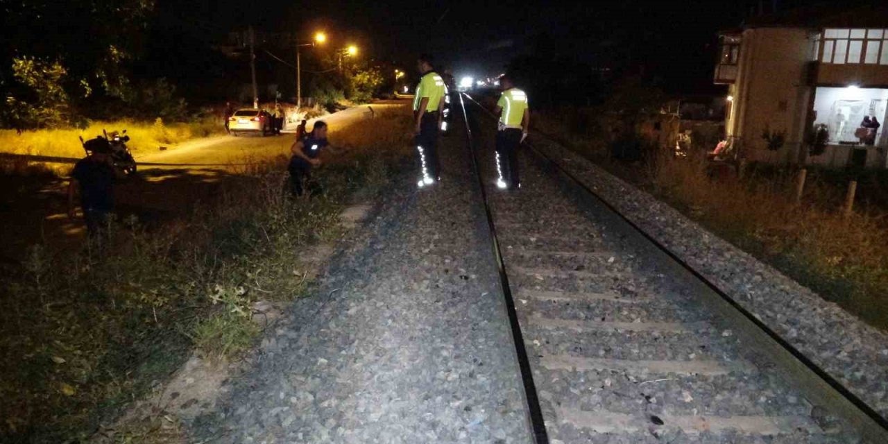 Elazığ’da trenin çarptığı kadın ve çocuk yaralandı