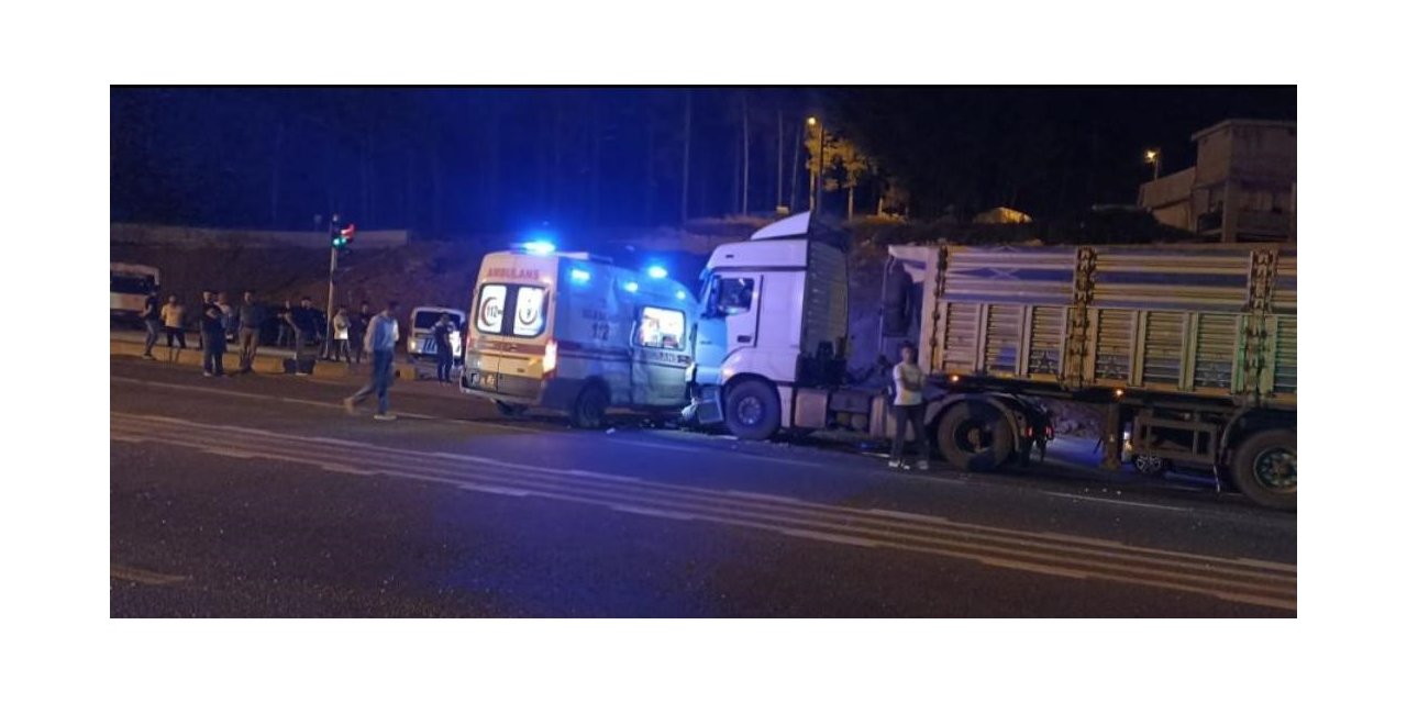 Siirt’te tır ambulansla çarpıştı: 1 yaralı
