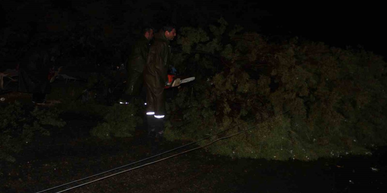 Fırtına Alaşehir’i savaş alanına çevirdi