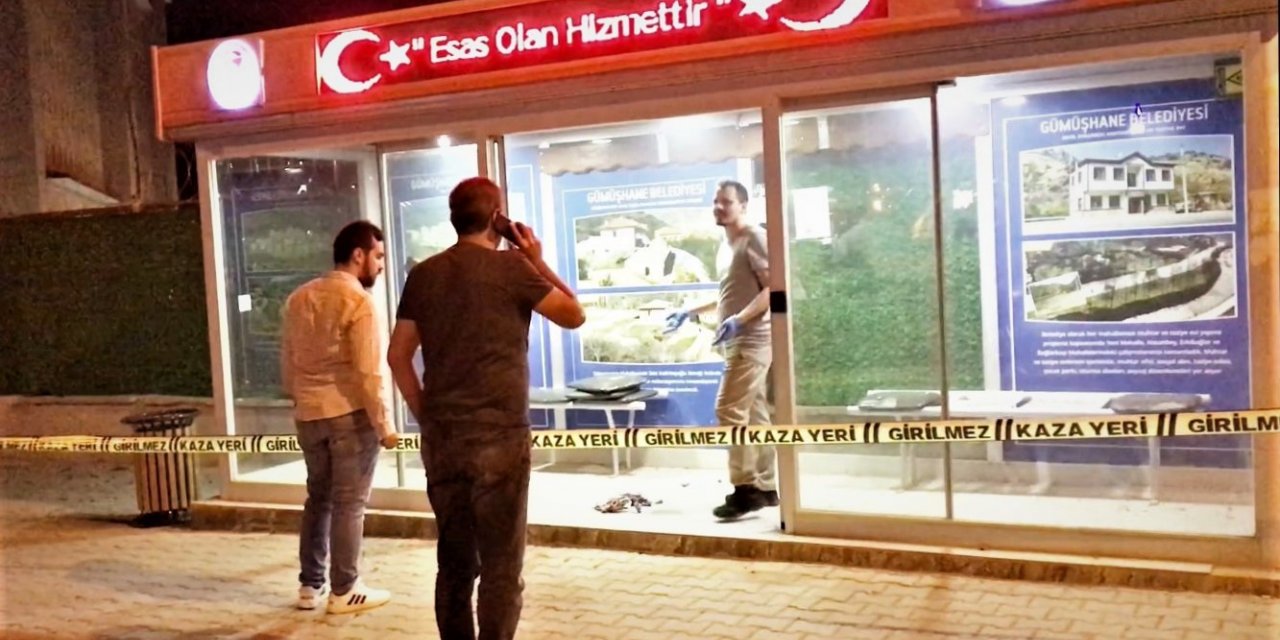 Kız yurdu önündeki durağa bırakılan şüpheli çanta polis ekiplerini harekete geçirdi