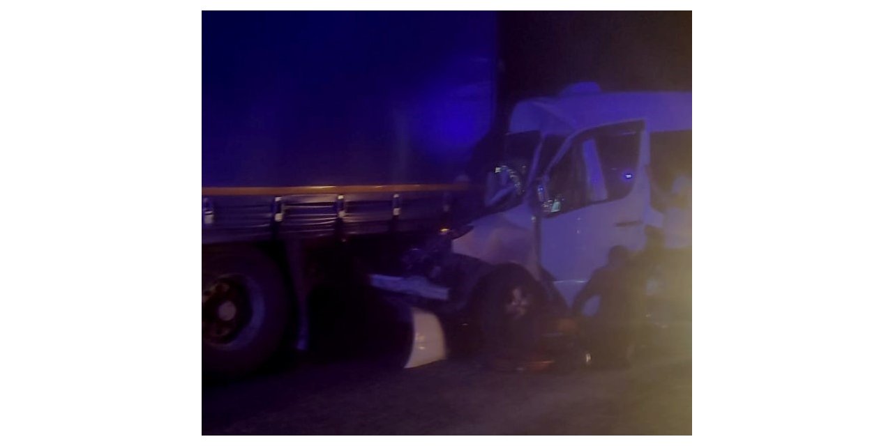 Kırkpınar güreşçilerini taşıyan minibüs tıra çarptı: 9 yaralı