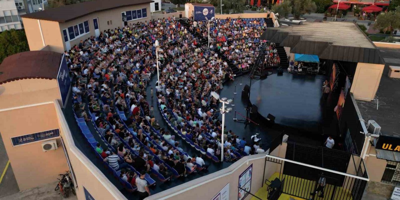 Aliağa’da tiyatro şöleni ‘Şeker Portakalı’ ile başladı