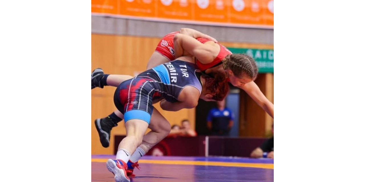 Avrupa Güreş Şampiyonasında ikinci oldu