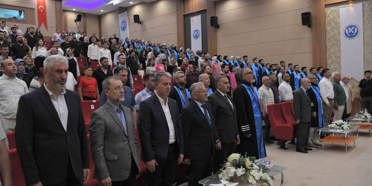 Başkan Büyükkılıç, Develi’de mezun öğrencilerin sevinçlerine ortak oldu