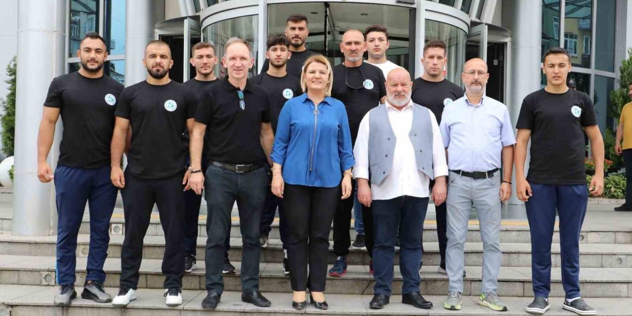 Başkan Hürriyet, İzmitli pehlivanları Kırkpınar’a uğurladı