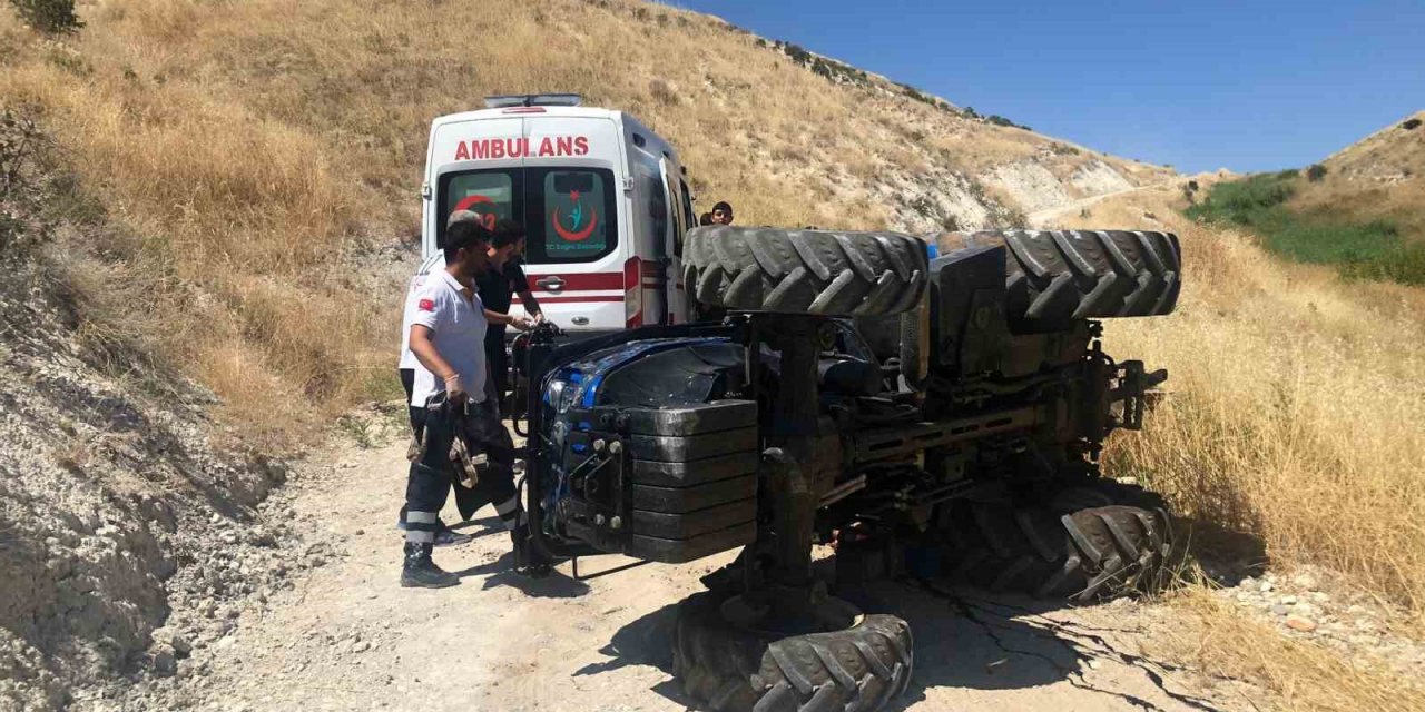 Devrilen traktörün altında kalan sürücü öldü
