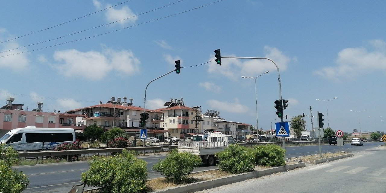 Kırmızı ışıkta yavaşlayan kamyona arkadan çarptı