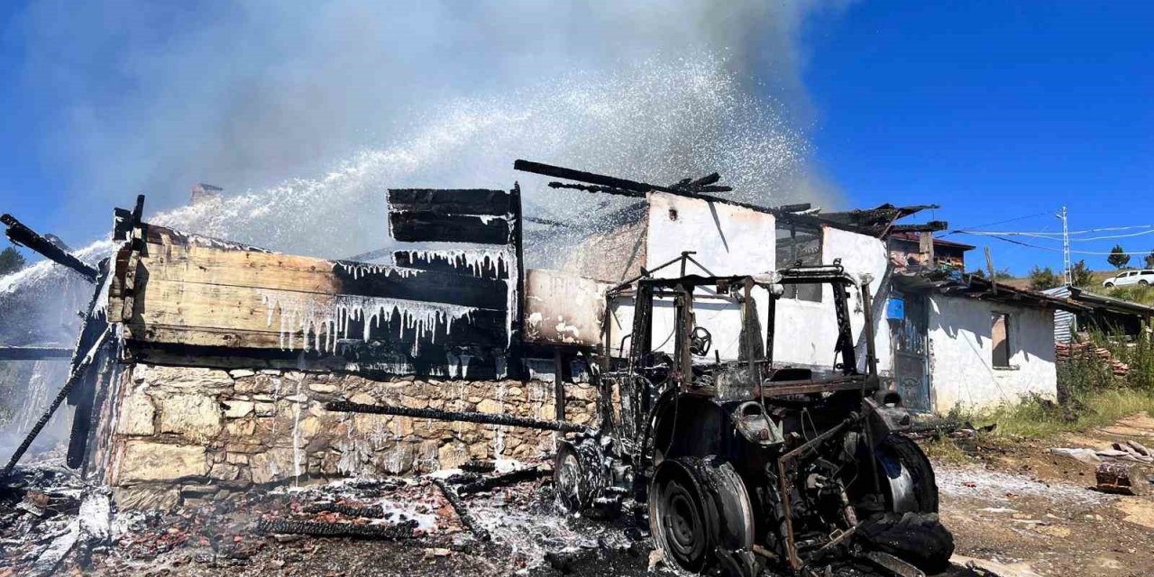 Traktörde çıkan yangın evi küle çevirdi