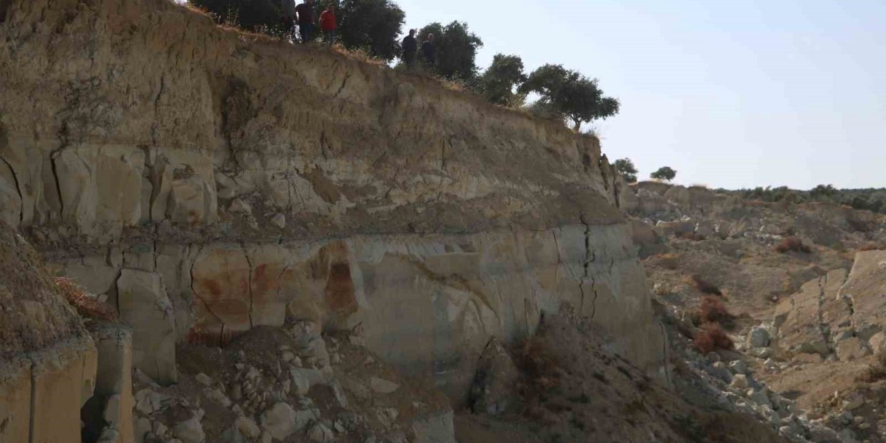 Depremin üzerinden aylar geçse de devasa yarık görüntüsüyle ürkütüyor