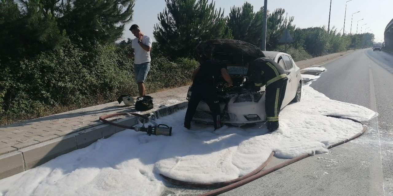 Araç göstergesindeki uyarıyla indiler, yanan araca müdahale edemediler