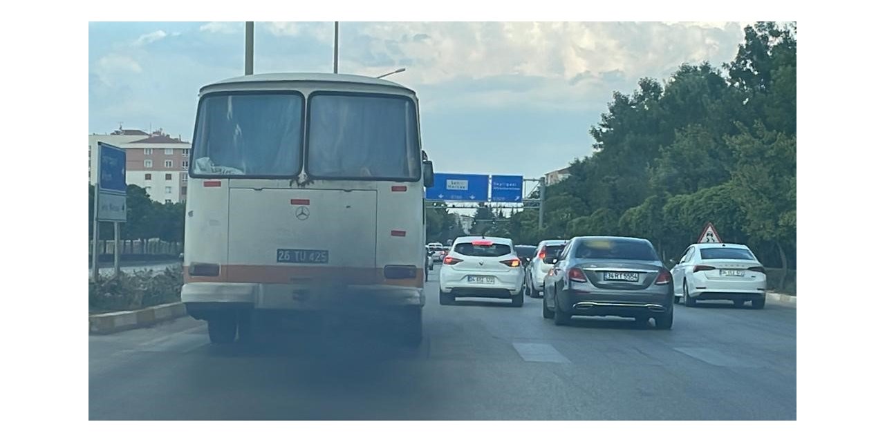 Siyah duman saçarak ilerleyen eski model belediye otobüsü tepki çekti