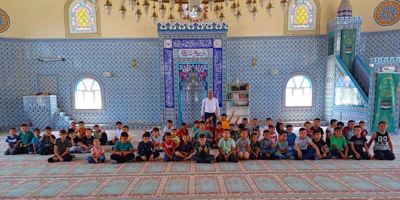 Çocuklar Kur’an-ı Kerim öğreniyor