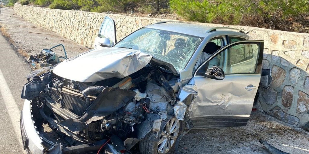 Otomobiller kafa kafaya çarpıştı: 1 ölü, biri ağır 3 yaralı