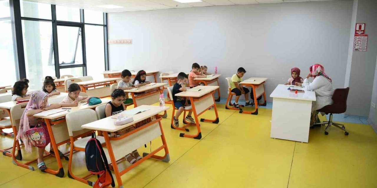 Öğrenciler tatili öğrenerek geçiriyor