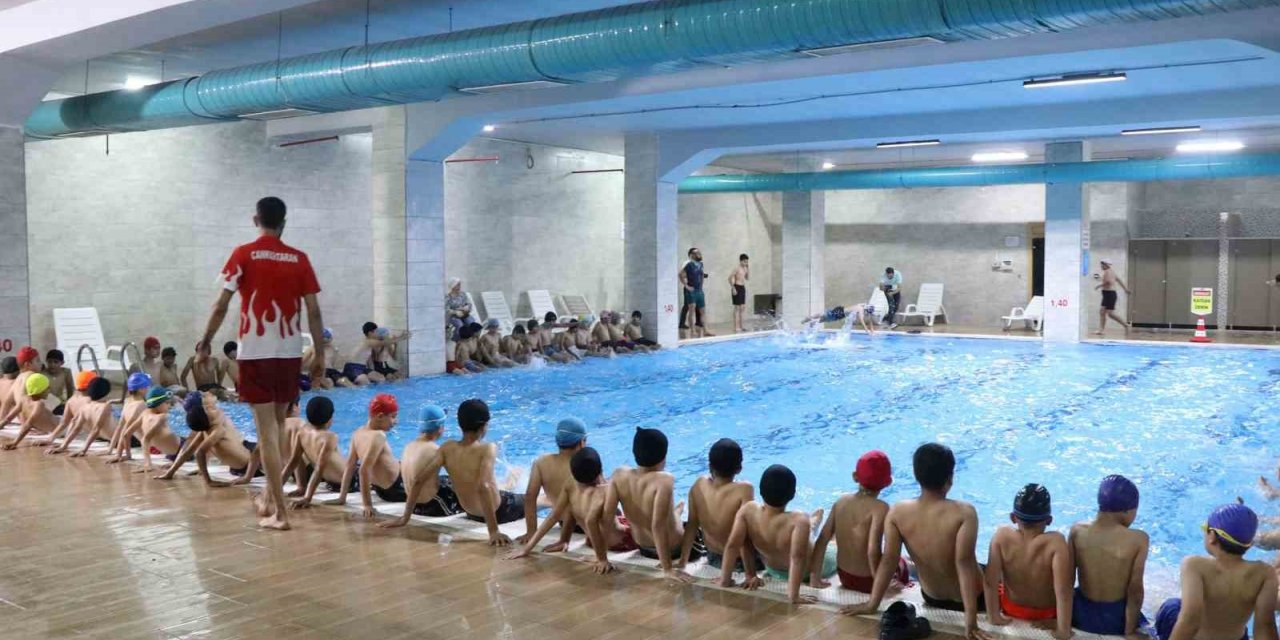 Haliliye’de gençler yüzme öğreniyor