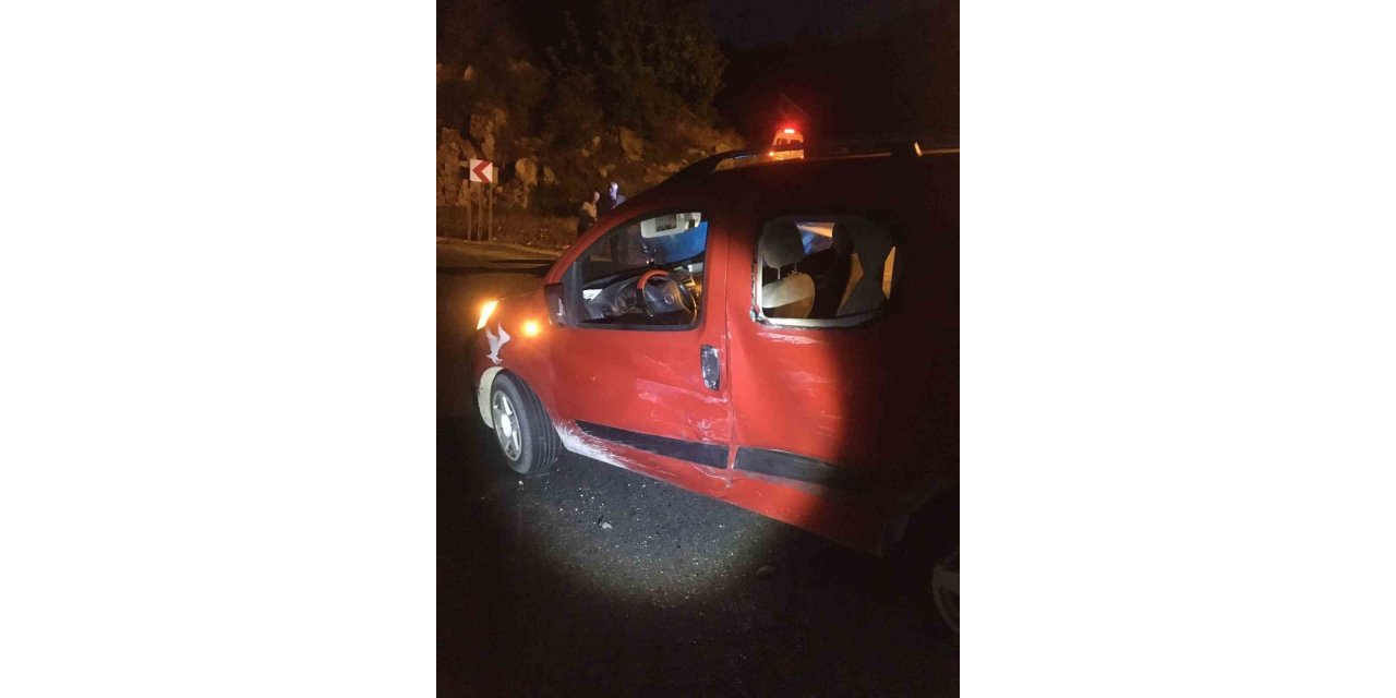 İki kamyonet çarpıştı: 2 yaralı