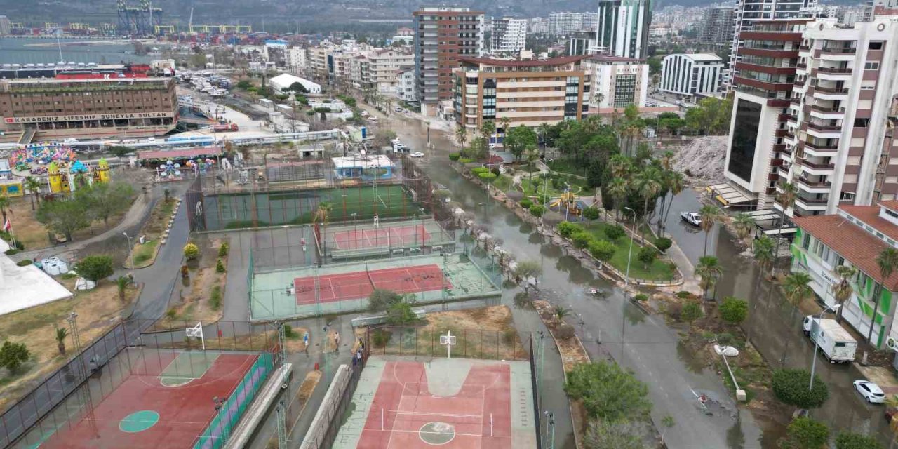 İskenderun’da sahil şeridi yine su altında kaldı