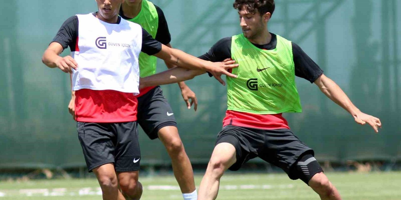 Antalyaspor Burdu’daki kamp çalışmalarını çift antrenmanla sürdürüyor