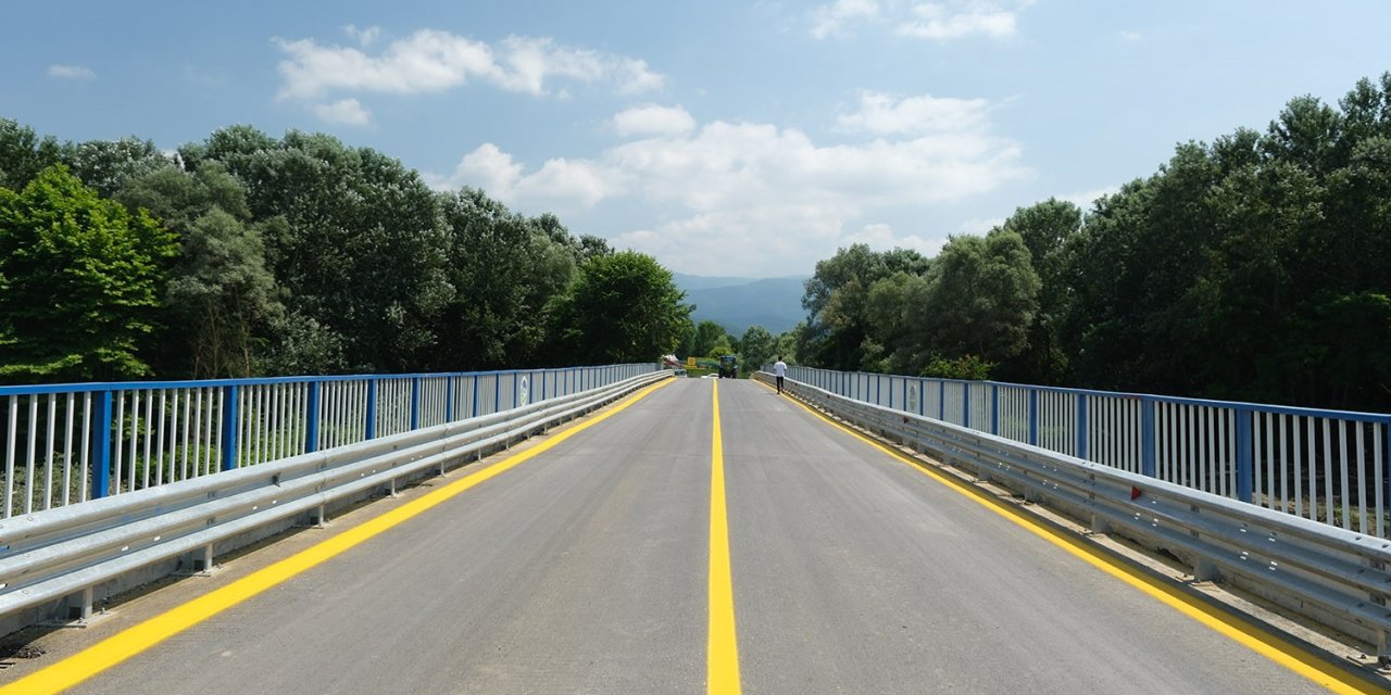 Arifiye’de deforme olan o köprüyü Büyükşehir Belediyesi yeniledi