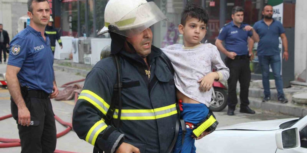 Bolu’da elektrik panosu patladı, dumana boğulan apartmanda 5’i çocuk 15 kişi dumandan etkilendi